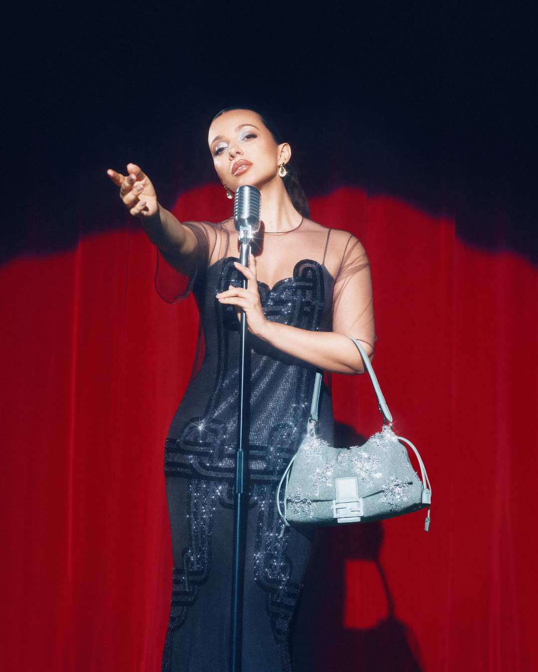 FENDI REIMAGINA SU ICÓNICA MAMMA BAGUETTE CON JADE THIRLWALL 