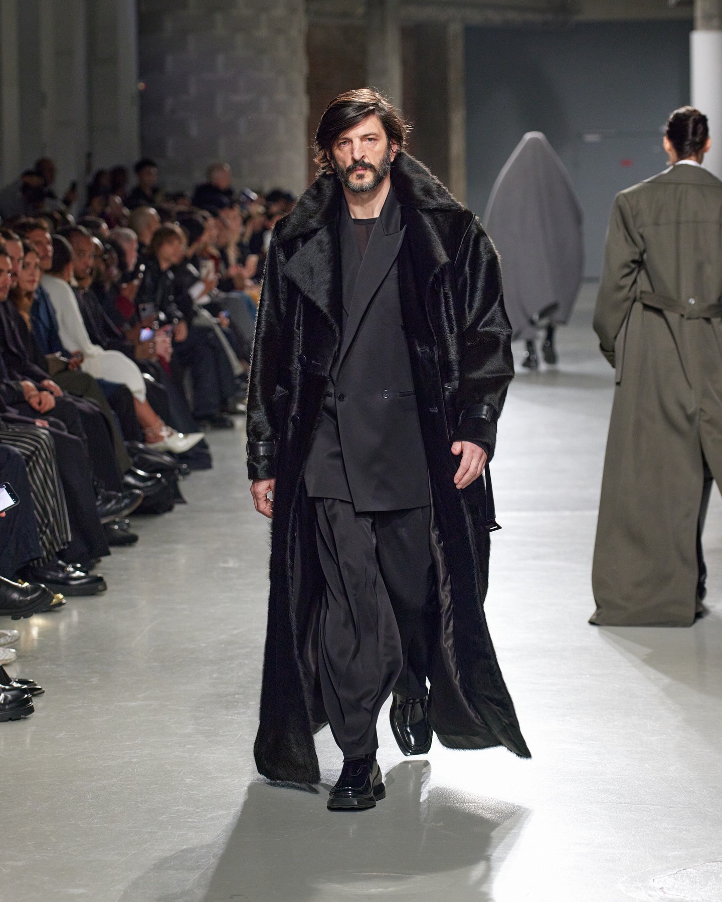 1984 EN LA PARIS FASHION WEEK: EL OTOÑO/INVIERNO 2025 DE LGN LOUIS GABRIEL NOUCHI ES SEXY