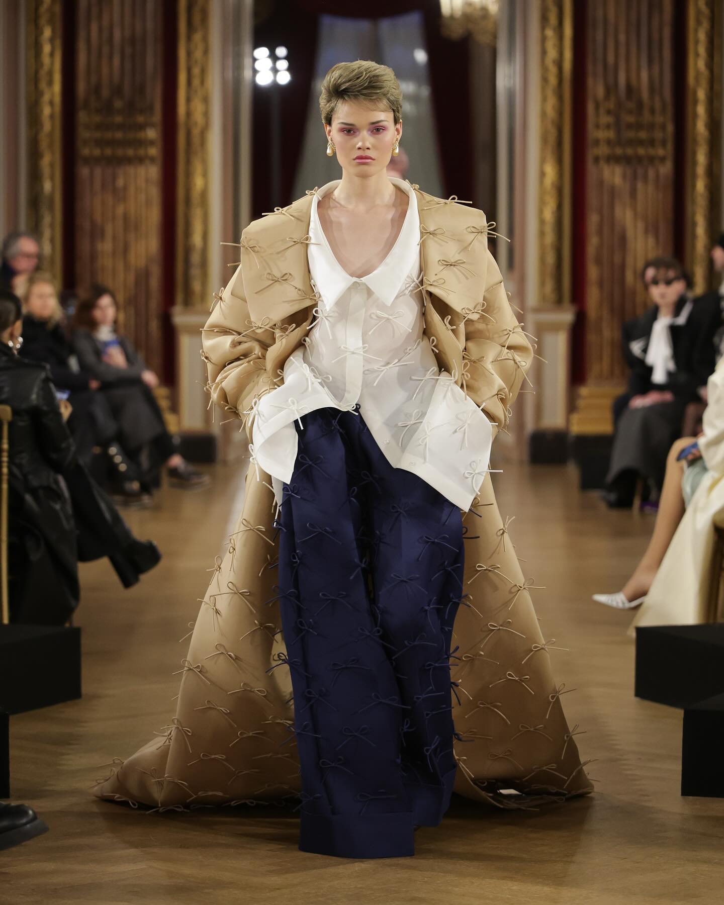 TRES PIEZAS: VIKTOR&ROLF HAUTE COUTURE PRIMAVERA/VERANO 2025