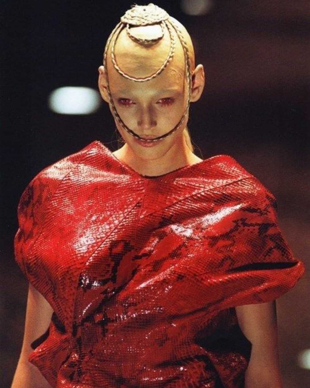 LA MANERA EN LA QUE “JOAN” DE ALEXANDER MCQUEEN REVOLUCIONÓ LA INDUSTRIA DE LA MODA