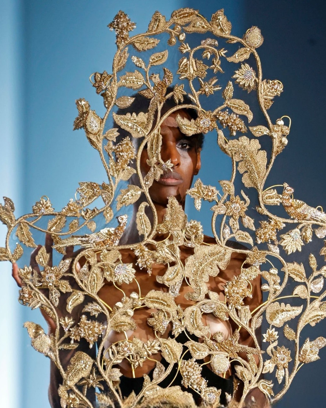 RAHUL MISHRA NOS MUESTRA EN HAUTE COUTURE LO PEQUEÑOS QUE SOMOS