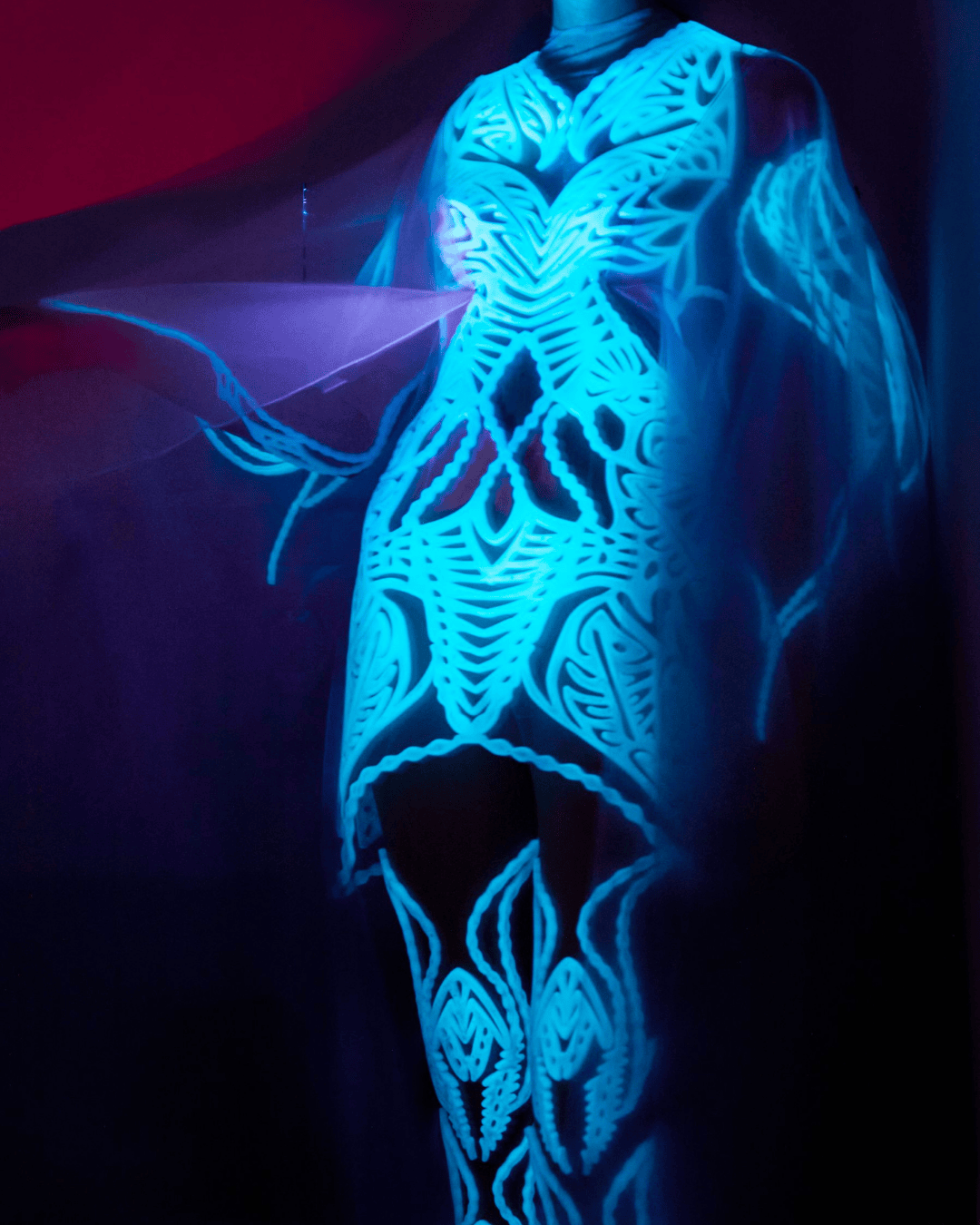 IRIS VAN HERPEN Y SU DIÁLOGO CON EL OCÉANO: FASHION WEEK COUTURE FALL 2025