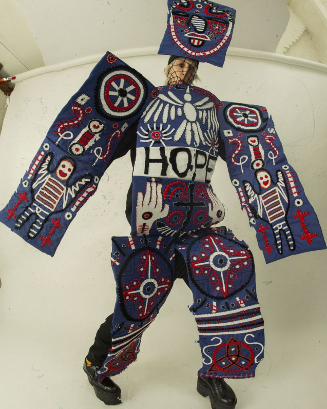 LOVERBOY: EL ENCANTO INGLÉS DE CHARLES JEFFREY QUE INSPIRA EL PRESENTE