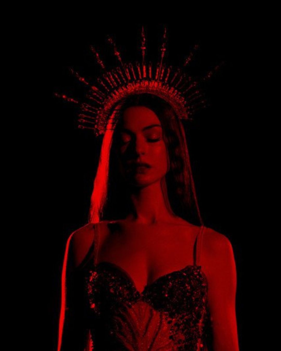 ANNE HATHAWAY, A24, CHARLI XCX Y POR QUÉ EL CINE AMA A LAS DIVAS POP