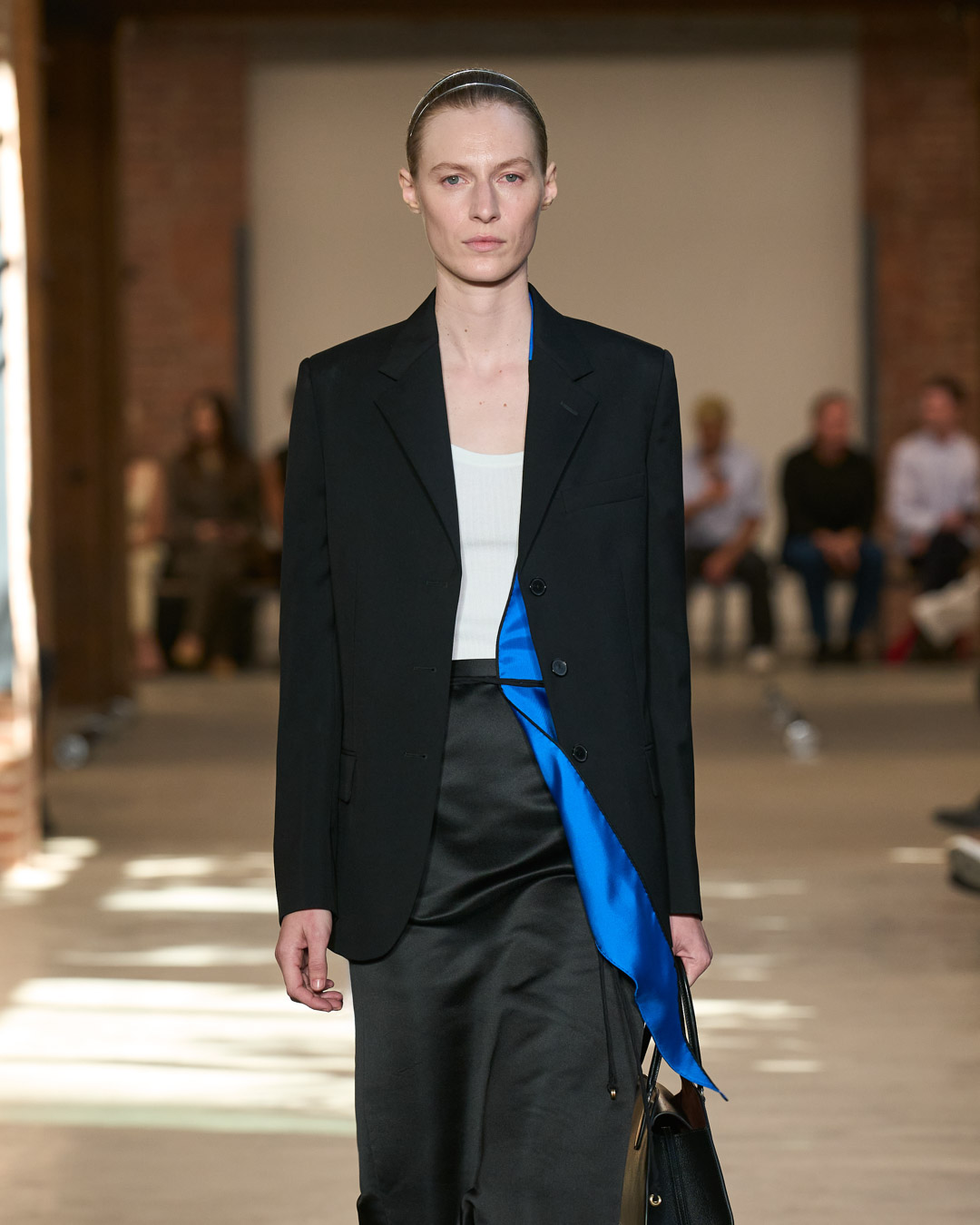 VERONICA LEONI EN CALVIN KLEIN: EL MINIMALISMO AMERICANO SE REINVENTA PARA SS27