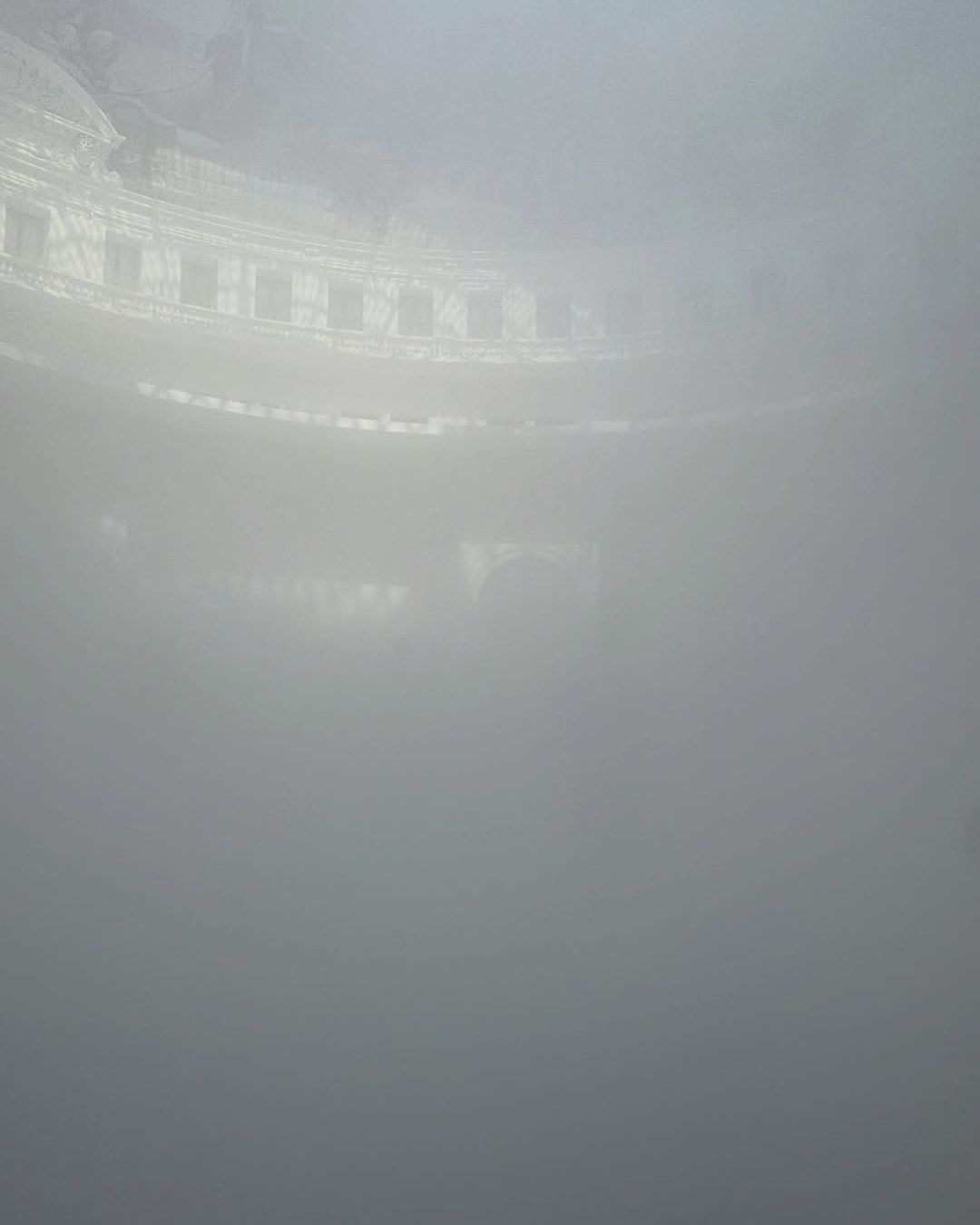 SILUETAS Y SEDUCCIÓN EN LA NIEBLA: SAINT LAURENT SS27