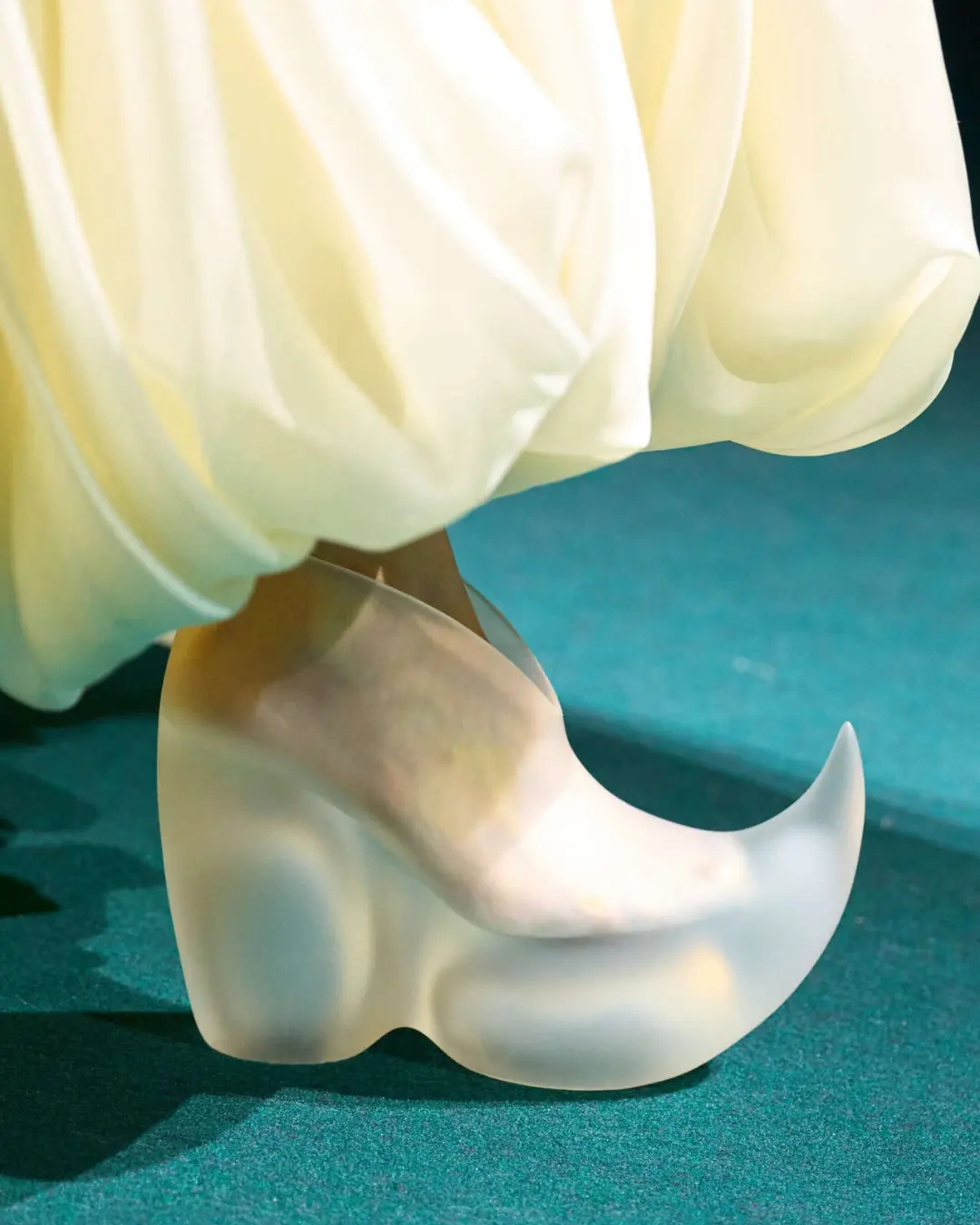 ROBERT WUN NOS SUMERGIÓ EN UN FAIRYTALE TÉTRICO: HAUTE COUTURE FW26