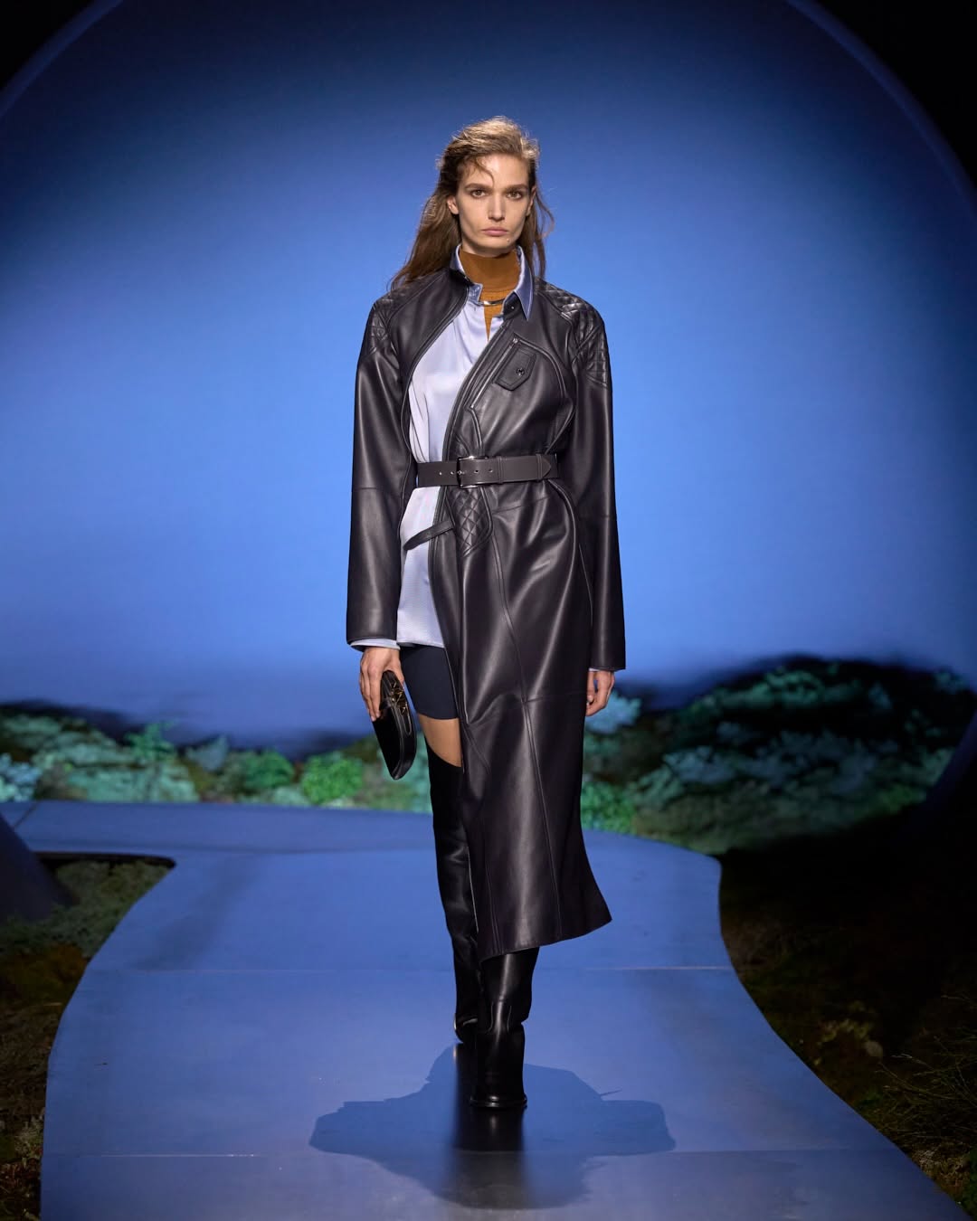 HERMÈS OTOÑO/INVIERNO 2026-27: MODA EN UN ESPACIO LIMINAL