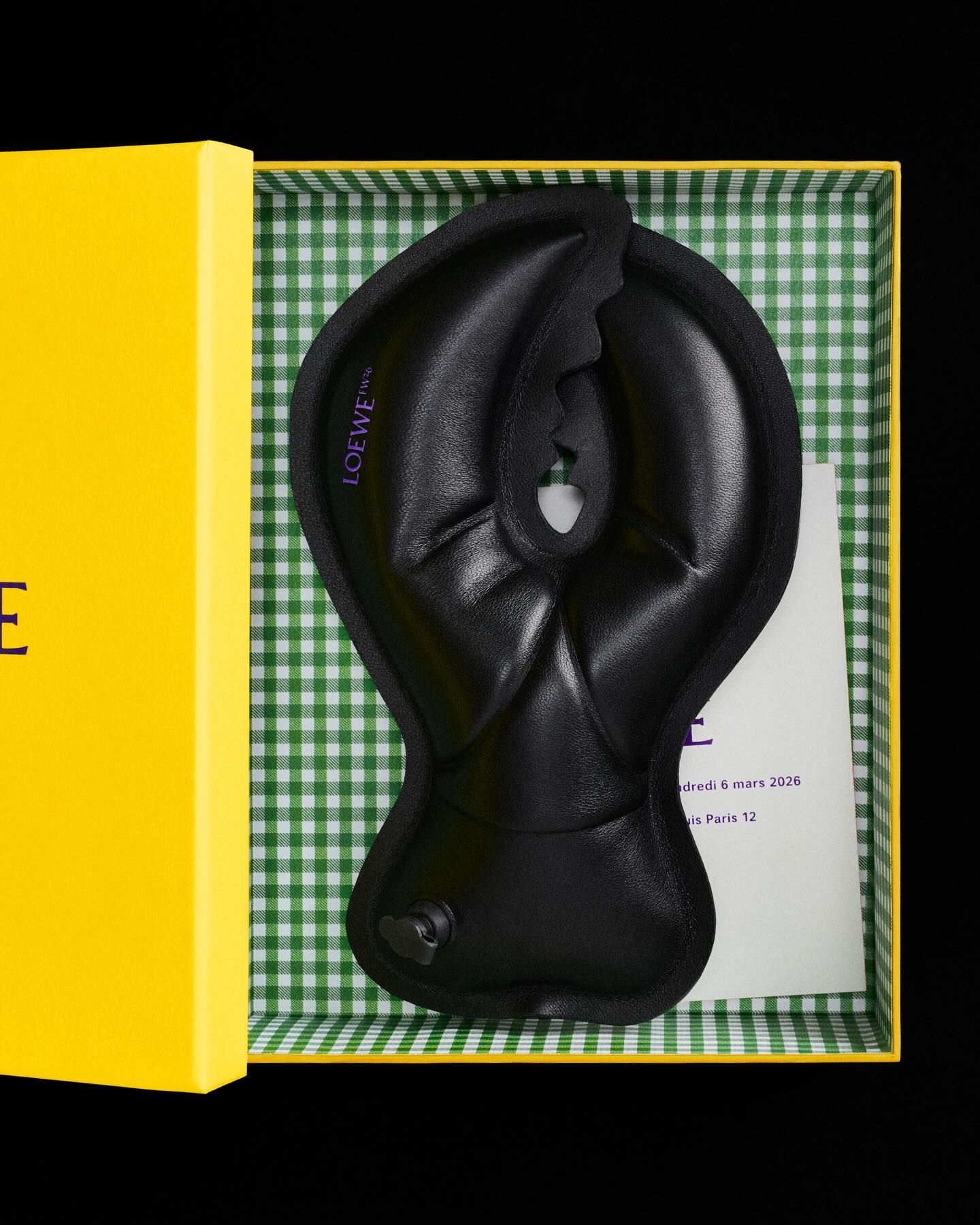 LOEWE FALL 2026 READY-TO-WEAR: DONDE LA IRREVERENCIA Y ESTRUCTURA CONVERGEN