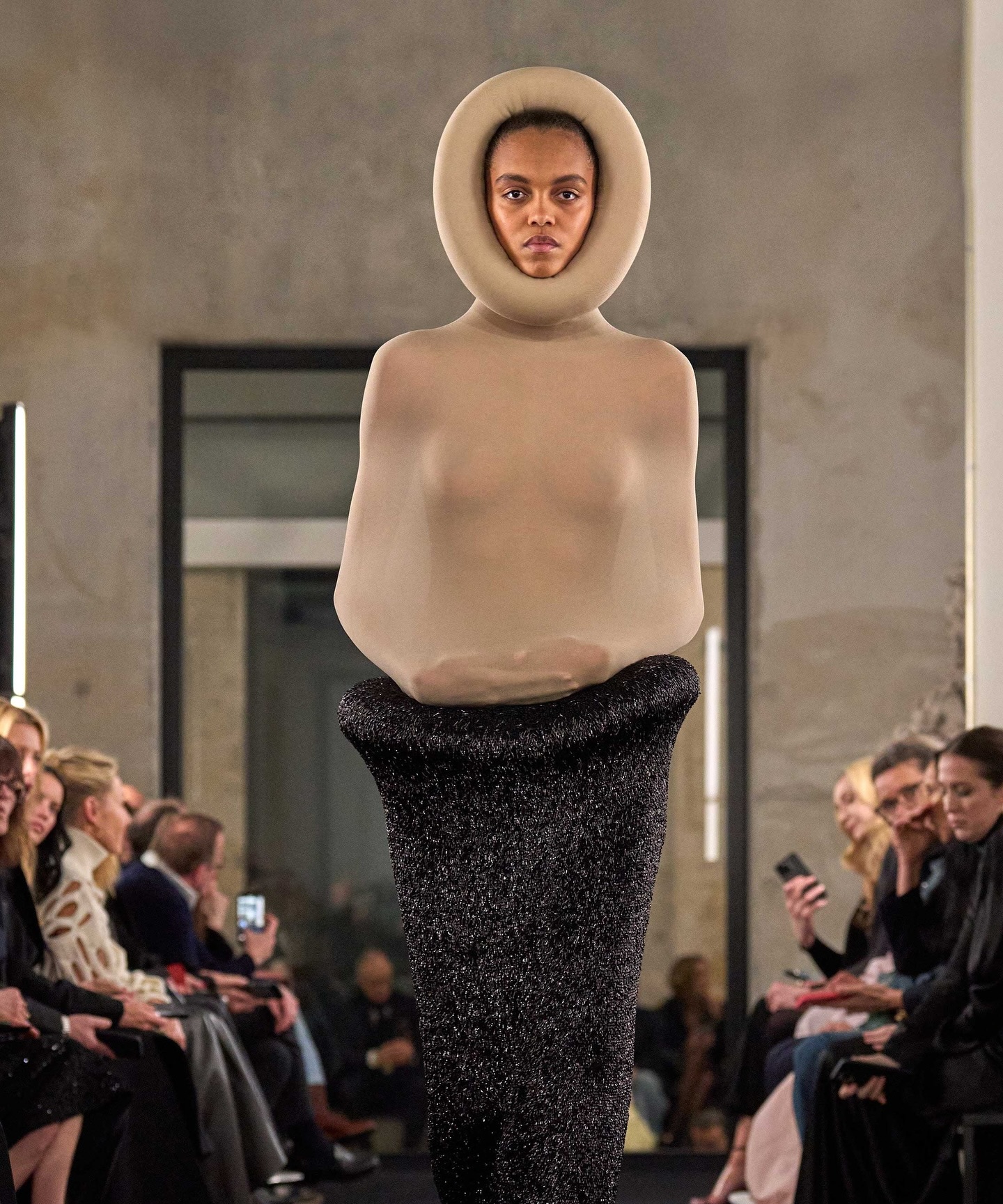 ALAÏA CONTINÚA SU MAESTRÍA EN LUJO, AHORA COMBINÁNDOLA CON RIESGO.